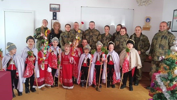 Коледарчета и сурвакарчета от детска градина "Зорница" посетиха 101-ви алпийски полк