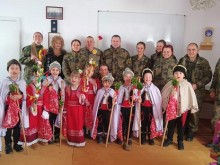 Коледарчета и сурвакарчета от детска градина "Зорница" посетиха 101-ви алпийски полк