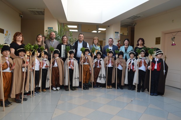 TD С богата и автентична българска фолклорна програма коледари от