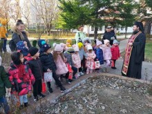 Осветиха новоизградената детска площадка в храм "Св. Димитър" в Кюстендил