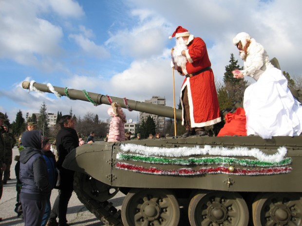 Дядо Коледа и Снежанка пристигат с танк Т-72 в Центъра за подготовка на специалисти