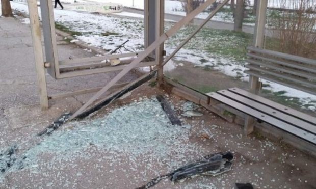 Ремонтират брутално потрошена спирка в Пловдив