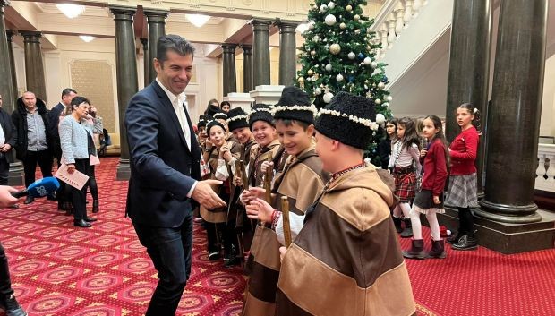 Коледари поздравиха депутатите в Народното събрание предаде репортер на Sofia24 bg Ученици