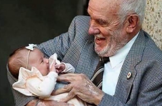Това е австралиецът Джеймс Харисън с внучката си.Той е на