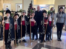 Деца от пловдивско училище изнесоха коледен концерт в кметството в "Тракия"