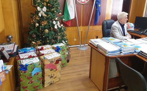 Кметът на Дупница дари бебетата, родени с финансовата подкрепа на Общината