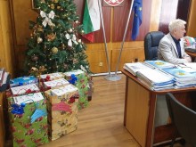 Кметът на Дупница дари бебетата, родени с финансовата подкрепа на Общината