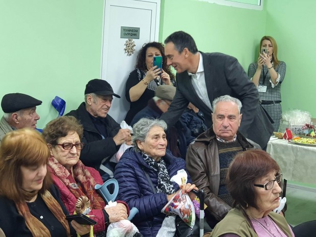 TD Домашният патронаж в Бургас зарадва възрастните хора потребители на