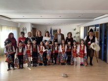 Малки коледари от ДГ "Славейче" гостуваха в Областна администрация – Смолян