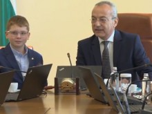 Шестокласник журналист откри заседанието на МС: България боледува от неразбирателство и лечението е диалогът