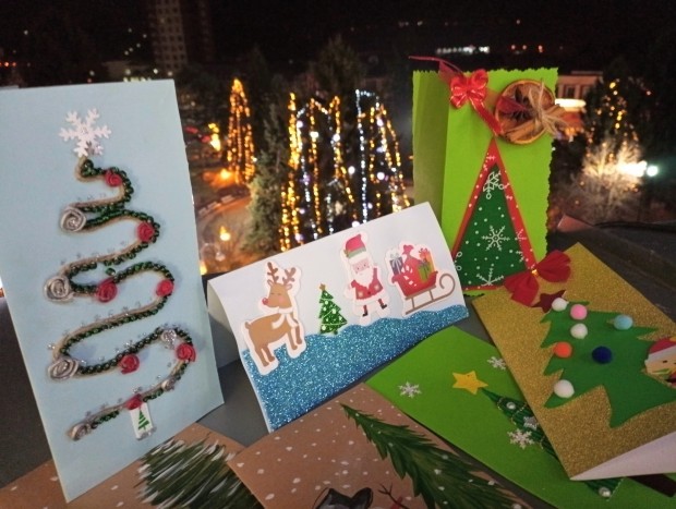 Коледни картички, рисувани от търновски деца, изпраща кметът Даниел Панов