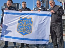 Кметът Иван Портних връчи знамето на Варна на експедицията за Антарктида