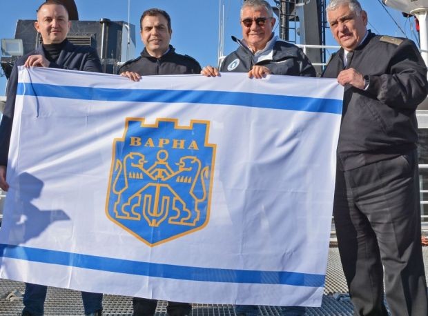 Кметът Иван Портних връчи знамето на Варна на ръководителя на