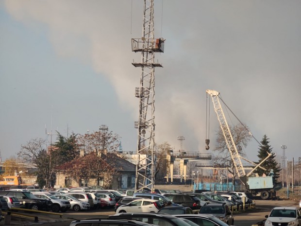 TD Продължава гасенето на пожара в Пристанище Запад в Бургас Това каза