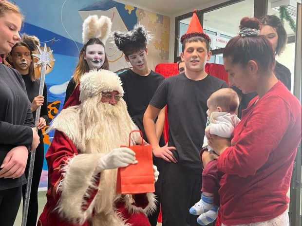 </TD
>Добрият Дядо Коледа посети децата от УМБАЛ Свети Георги“ ЕАД