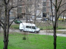 Нагли шофьори къртят бетонови блокчета, правят маневри в парк