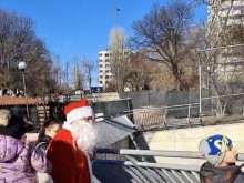 Дядо Коледа раздаде подаръци на обитателите във варненския зоопарк