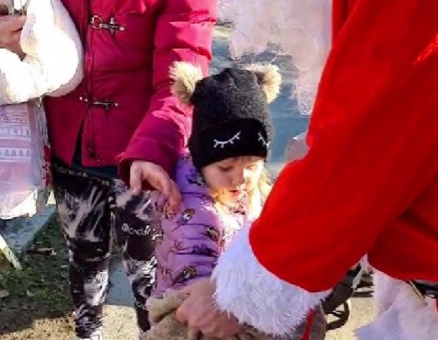 Дядо Коледа раздаде подаръци на обитателите в Зоопарка във Варна  Десетки
