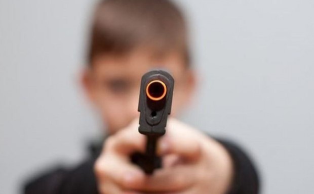 Две деца стреляха по спортна зала в Самоков с въздушно