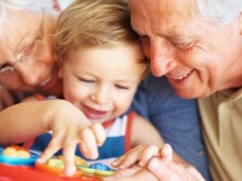Бабите и дядовците също ще могат да излизат в отпуска по майчинство, за да гледат внучетата