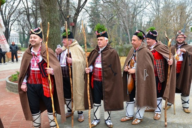 На площад "Свобода" в Добрич на 24 декември коледарска дружина ще представи традиционни песни и наричания