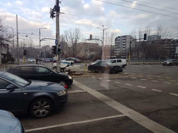 Брутална катастрофа е станала на кръстовището между бул Сливница и ул