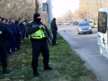 Маскирани полицаи с автомати на булевард в Пловдив