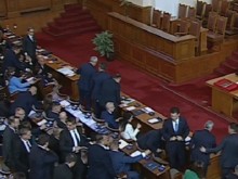Ветото върху Изборния кодекс предизвика спорове в пленарната зала