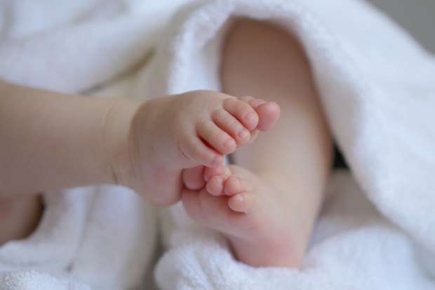 Двете разменени бебета в столичната болница Шейново остават в семействата