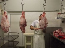 БАБХ затвори транжорна за месо в Съединение