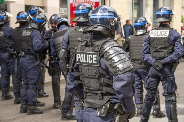 Въоръжен мъж откри стрелба в центъра на Париж съобщава Би