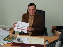 Продължават да глобяват за афиши по дърветата