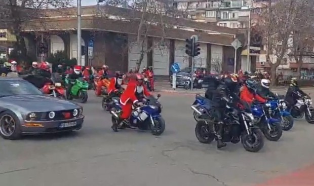 Коледно рокерско шествие се провежда по улиците на Пловдив