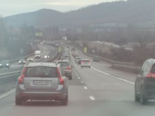 Трафикът по АМ "Тракия" край Ихтиман е затруднен поради задръстване
