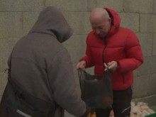 "Подай ръка": Доброволци раздаваха топъл обяд на бездомни пред Съдебната палата