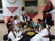 Ученици от Кюстендил представиха магията на народния обичай "Бъдни вечер"