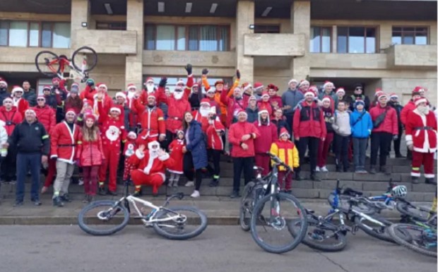 Инициативата "Коледа на колела" събра любители на велосипедите в Шумен