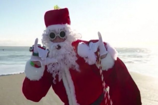 Във Флорида се проведе сърф състезание за Дядо Коледа Стотици