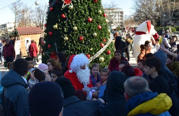 Дядо Коледа раздава подаръци на децата край елхата на площад "Бдинци"