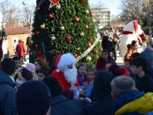 Дядо Коледа раздава подаръци на децата край елхата на площад "Бдинци"