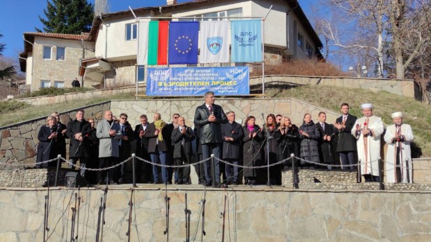 Карадайъ: Да почетем героизма на всички онези, които платиха с живота си, със здравето си, със свободата си високата цена на демокрацията в България