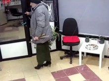 Мъж, преоблечен като жена, обра фризьорски салон