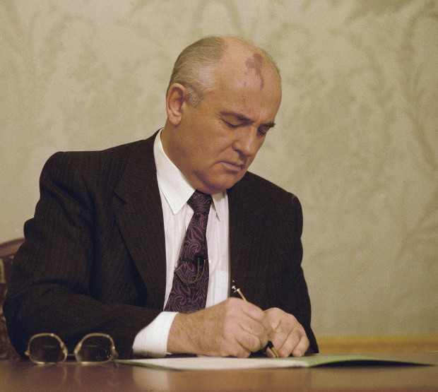 На този ден през 1991 година: Михаил Горбачов подава оставка като лидер на СССР