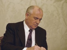 На този ден през 1991 година: Михаил Горбачов подава оставка като лидер на СССР