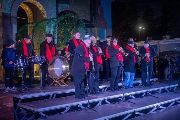 Коледна музика от духовия оркестър на централния площад в Кюстендил