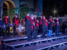 Коледна музика от духовия оркестър на централния площад в Кюстендил