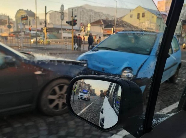 Нова катастрофа в празна София Две коли се помляха на