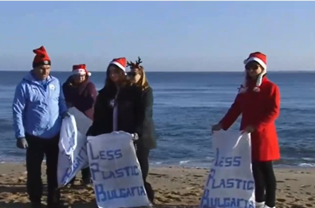 TD И тази година на Коледа ентусиасти се събират на плаж