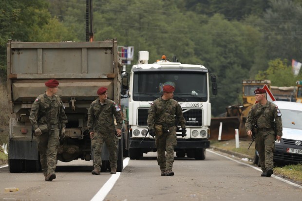 Сръбските войски на границата с Косово са в състояние на "пълна бойна готовност"