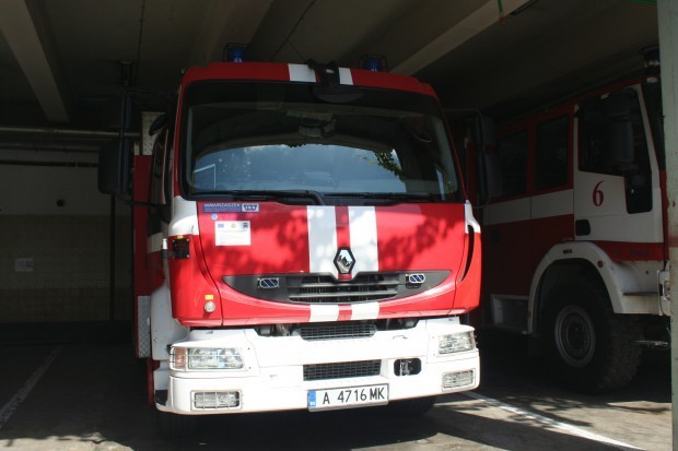 Самозапалил се тежкотоварен автомобил затруднява движението по пътя София - Варна